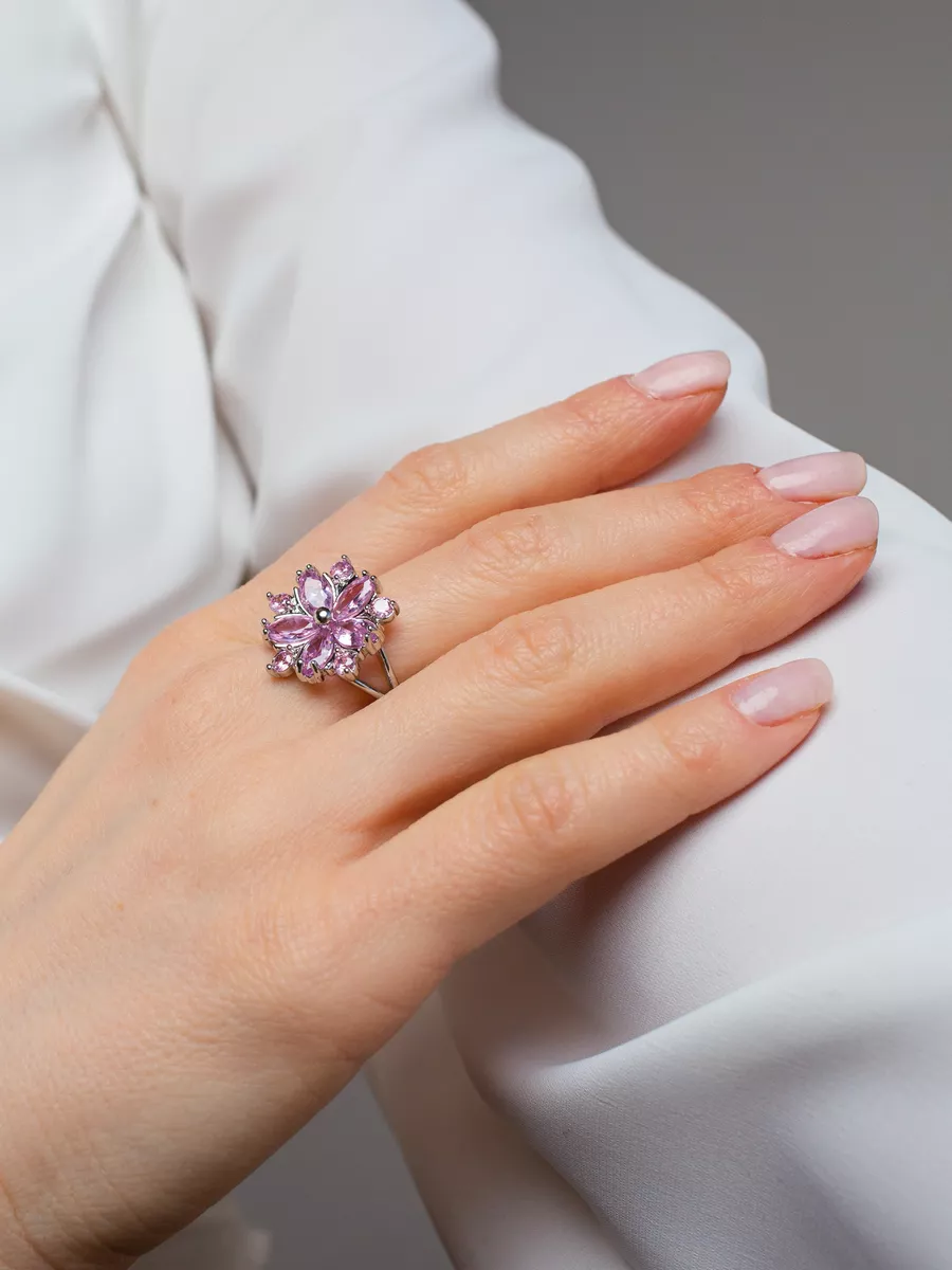 Добавь рукам изящности: самые роскошные кольца с большим камнем